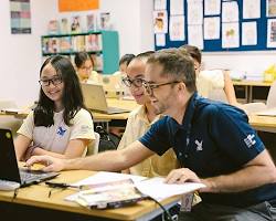 Hình ảnh về Nhân viên tư vấn tuyển sinh đang tư vấn cho học sinh Education consultant advising students