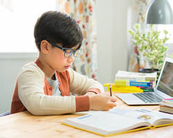 Hình ảnh về Học sinh học trực tuyến Students studying online