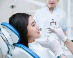 Hình ảnh về Bác sĩ Răng Hàm Mặt đang khám bệnh