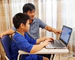 Hình ảnh về Giảng viên đang hướng dẫn sinh viên học trực tuyến