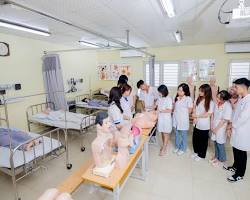 Hình ảnh về Sinh viên Điều dưỡng thực hành tại phòng lab hiện đại của trường