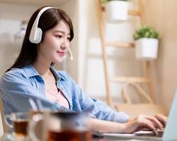 Hình ảnh về Người phụ nữ đang học online trên máy tính tại nhà