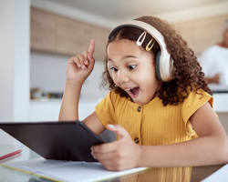 Hình ảnh về Happy distance learning students