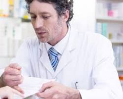 Hình ảnh về pharmacist advising a patient