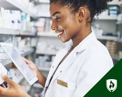 Hình ảnh về Pharmacist working in a pharmacy