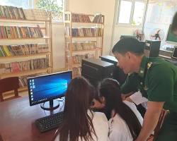 Hình ảnh về Sinh viên đang học trực tuyến trên máy tính