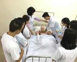 Hình ảnh về Sinh viên văn bằng 2 điều dưỡng đang thực hành tại phòng lab