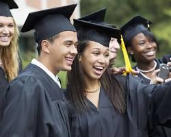 Hình ảnh về Students in a college graduation ceremony
