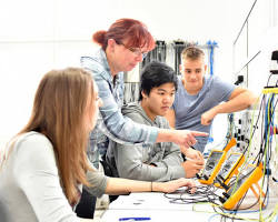 Hình ảnh về Students in a vocational training class