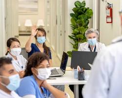Hình ảnh về Medical professional in hospital setting